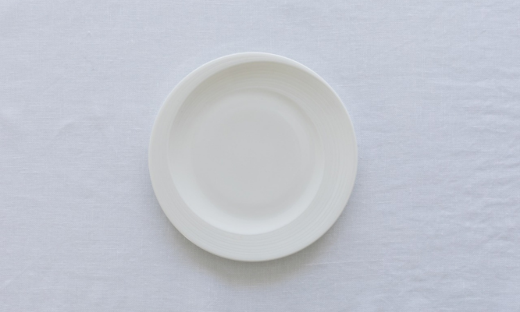 【商品名】18cmエスプリケーキ皿<br>【ブランド】NARUMI<br>【素材】BONE CHINA<br>【サイズ】直径 180mm/高さ 15mm